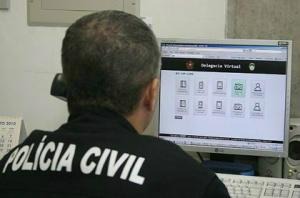 Testemunha de roubo reage e quase atropela assaltantes no Santos Dumont 