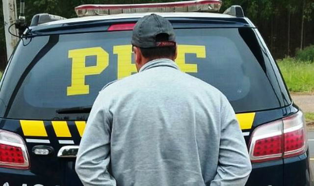Veículo que parou em acostamento de rodovia levanta suspeita da PRF que prende foragido Veículo que parou em acostamento de rodovia levanta suspeita da PRF que prende foragido