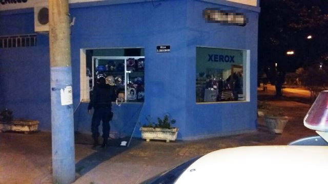 Livraria é invadida na madrugada; ladrões retiraram vidro da vitrine Livraria é invadida na madrugada; ladrões retiraram vidro da vitrine