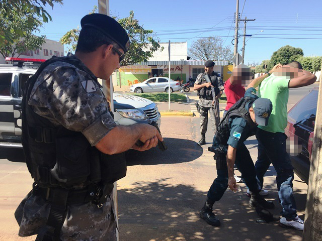 Após abordagem feita em dois veículos, polícia prende foragido da Justiça 
