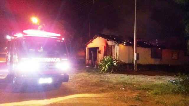 Residência no bairro Vila Haro é incendiada; veja o vídeo 