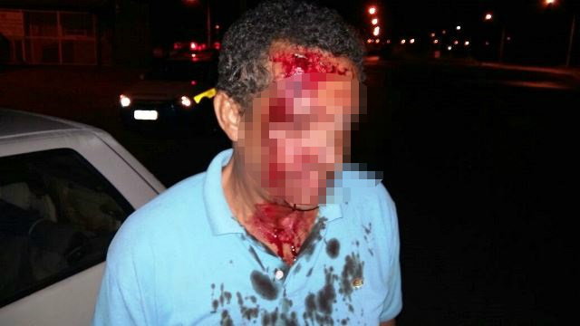 Ao fazer rotária, motorista perde controle de Fiat Uno e bate na traseira de caminhão  