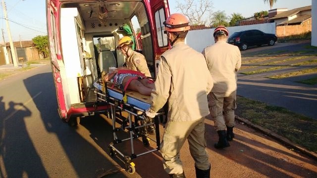 Acidente entre carro e moto deixa uma pessoa ferida no Santa Rita Acidente entre carro e moto deixa uma pessoa ferida no Santa Rita