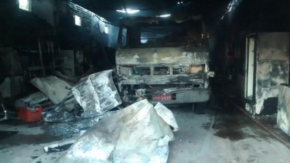 Durante cinco horas, Bombeiros combatem chamas em fábrica de picolé 