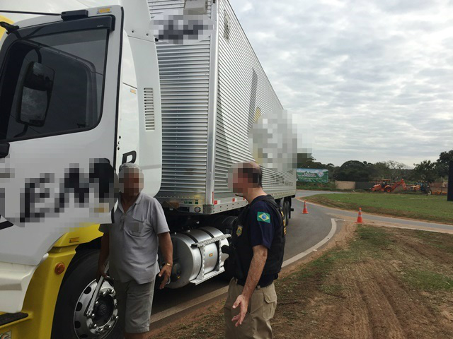Carreteiro que ficou parado em rotatória da BR-262 foi multado pelo Artigo 180 do CTB