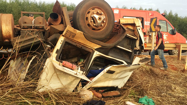 Motorista de carreta morre esmagado ao sofrer acidente na BR-158 Motorista de carreta morre esmagado ao sofrer acidente na BR-158