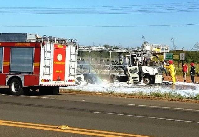 Ônibus pega fogo e passageiros saem ilesos após alerta de motorista Ônibus pega fogo e passageiros saem ilesos após alerta de motorista