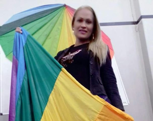 Travesti envolvida em briga desabafa no facebook