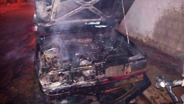 Bombeiros apagam incêndio em veículo no bairro Vila Piloto 