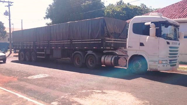 Carreta que carregava cigarros contrabandeados foi trazida para a PF de Três Lagoas 