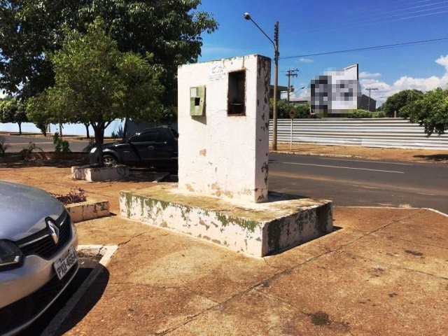 SEMEA remove cavaletes de água e padrões de energia abandonados em Avenidas de Três Lagoas