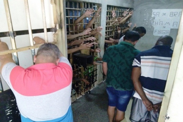 Com celas lotadas, delegacia de Água Clara tem presos até no corredor