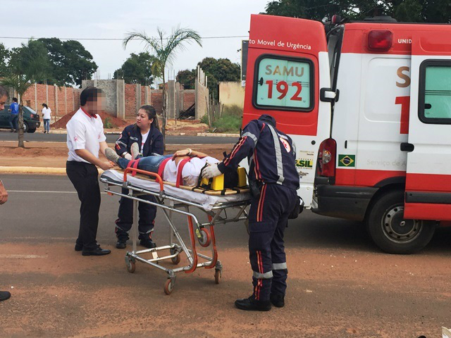 Ciclista de 18 anos fica ferida ao bater na porta de veículo 