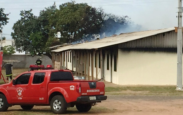 Bombeiros apagam incêndio em alojamento às margens da BR-158 em Três Lagoas Bombeiros apagam incêndio em alojamento às margens da BR-158 em Três Lagoas