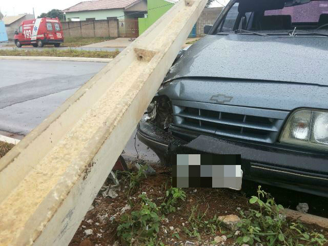Condutor perde o controle do carro e colide em poste de energia em Três Lagoas