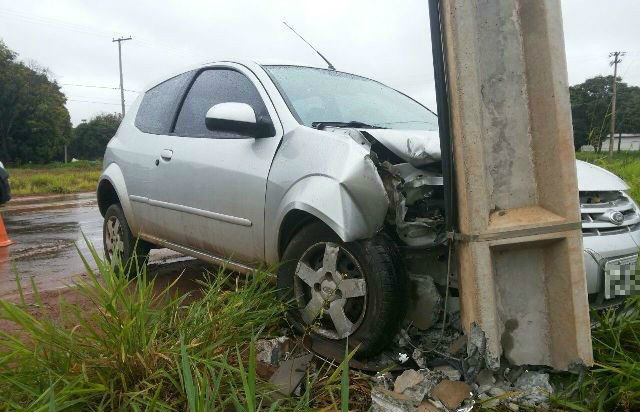 Após bater em poste, motorista abandona carro no local do acidente 