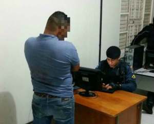 Após parar em semáforo, homem é assaltado no bairro Santos Dumont