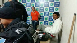 Polícia Militar prende dois homens durante vistoria em bar no bairro Jardim das Paineiras Polícia Militar prende dois homens durante vistoria em bar no bairro Jardim das Paineiras