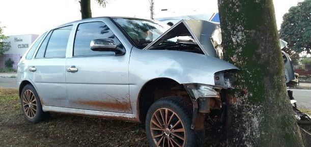 Mais um acidente entre carro e obstáculo 