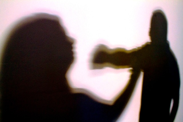Mulher encontra pornografia no celular do marido e apanha ao tomar satisfação Mulher encontra pornografia no celular do marido e apanha ao tomar satisfação