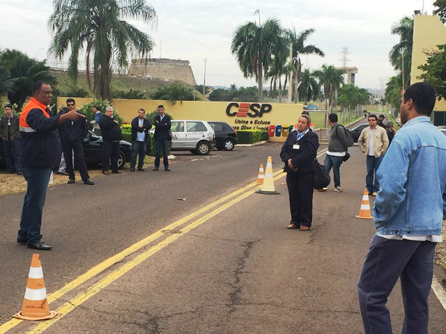 Funcionários da CESP fazem protesto na frente da empresa nesta segunda-feira Funcionários da CESP fazem protesto na frente da empresa nesta segunda-feira