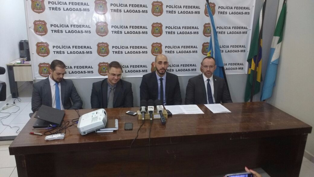 Cinco funcionários da prefeitura e donos de oficinas foram levados para a sede da Polícia Federal Cinco funcionários da prefeitura e donos de oficinas foram levados para a sede da Polícia Federal