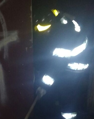 ‘Gato’ em rede elétrica sobrecarregada fiação e provoca incêndio em residência