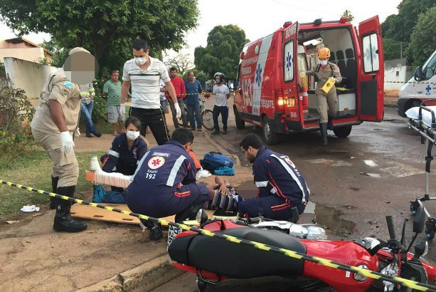 Acidente de trânsito no bairro Vila Nova mobiliza unidades de resgate do SAMU e Corpo de Bombeiros Acidente de trânsito no bairro Vila Nova mobiliza unidades de resgate do SAMU e Corpo de Bombeiros
