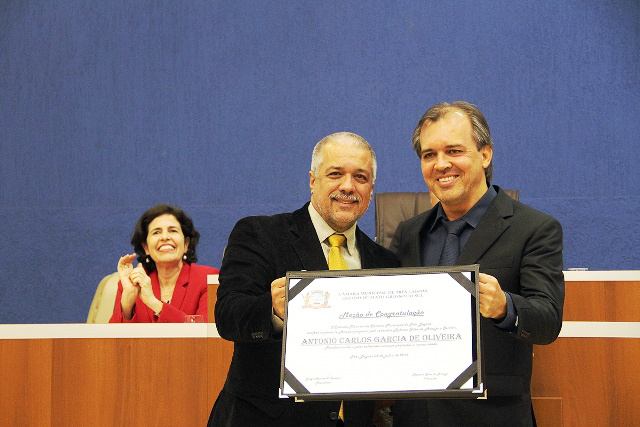 Defensores da causa animal são homenageados em sessão solene