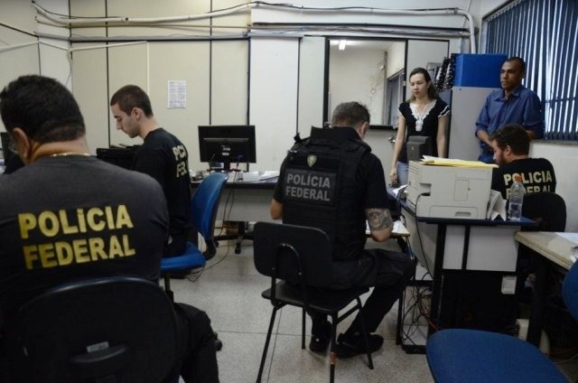 Documentos são analisados pela PF e outras pessoas podem estar envolvidas em esquema de corrupção
