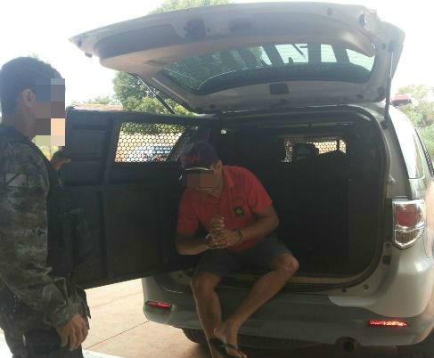 Homem que fumava maconha perto de crianças é detido pela PM 