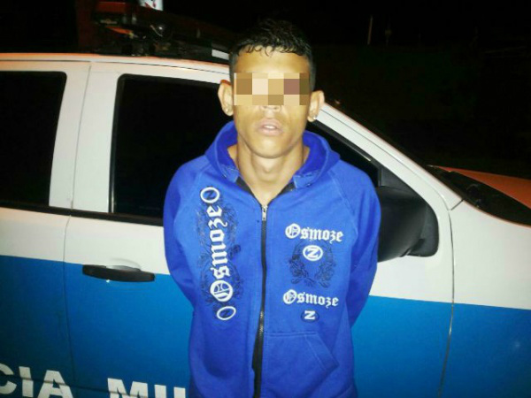 Menor que enrolava cigarro de maconha é apreendida com companheiro 