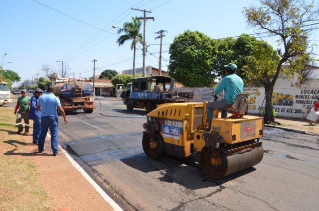 Novas lombadas instaladas em avenida garantem segurança dos motoristas e pedestres Novas lombadas instaladas em avenida garantem segurança dos motoristas e pedestres