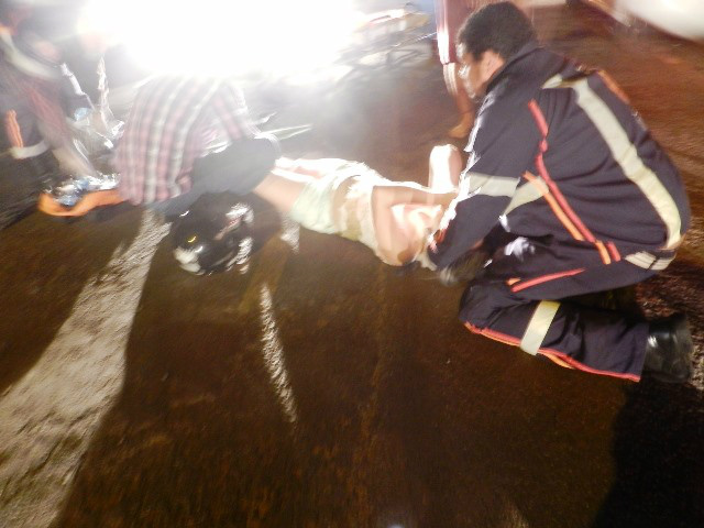Jovem sofre fratura exposta em acidente de moto no bairro Vila Nova Jovem sofre fratura exposta em acidente de moto no bairro Vila Nova