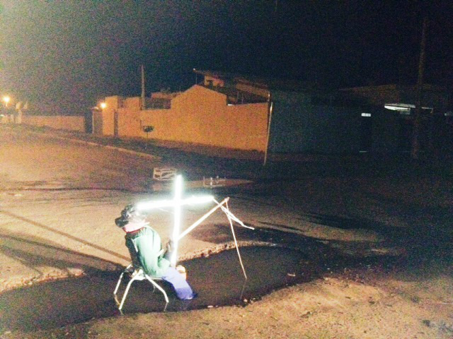 Buraco na Rua Manoel Jorge vira piada e serve de gozação para a administração municipal 
