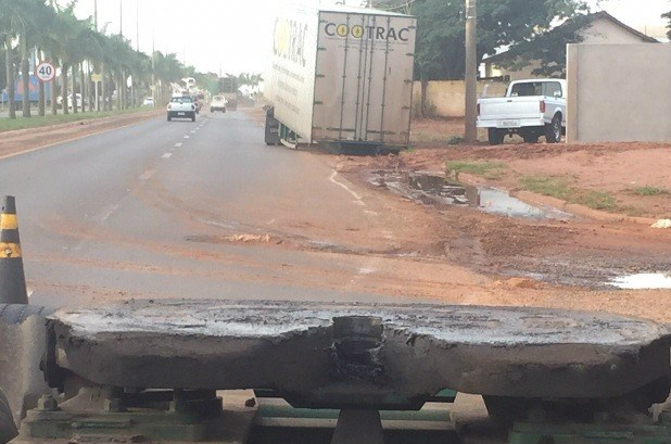 Cratera na BR-262 causa prejuízo de R$10 mil a carreteiro