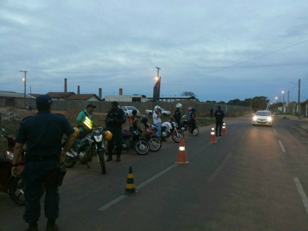 Blitz que visa abordar motociclista é feita pela PM Blitz que visa abordar motociclista é feita pela PM