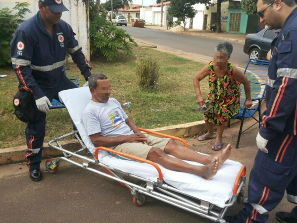 Casal de idosos deficientes saem para um passeio e acabam socorridos pelo SAMU Casal de idosos deficientes saem para um passeio e acabam socorridos pelo SAMU