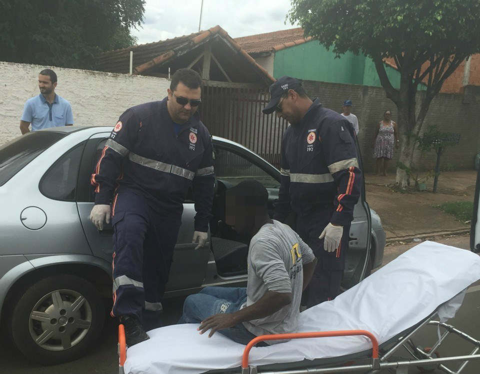 Haitiano não respeita sinalização e provoca acidente no Vila Nova 