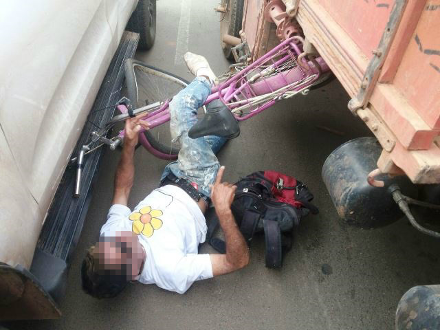 Após acidente, ciclista é prensado entre camionete e caminhão Após acidente, ciclista é prensado entre camionete e caminhão