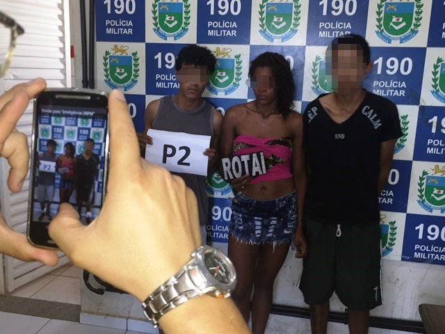 Mulher que trouxe drogas do Paraguai de “carona” é presa na companhia de dois amigos Mulher que trouxe drogas do Paraguai de “carona” é presa na companhia de dois amigos