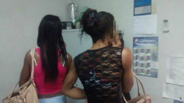 Travestis são flagrados furtando supermercado em bairro nobre de Três Lagoas Travestis são flagrados furtando supermercado em bairro nobre de Três Lagoas