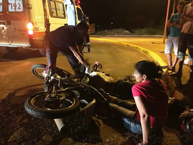 Homem que causou acidente foge a pé empurrando sua motocicleta 