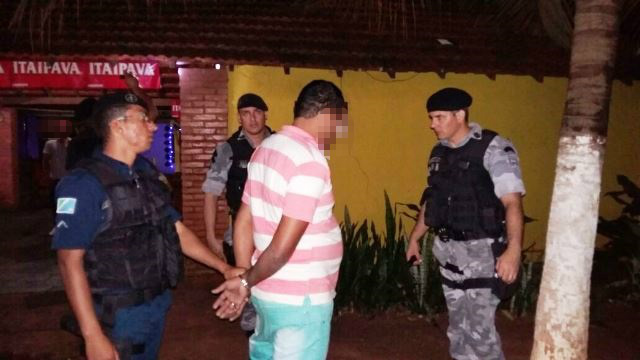 Mulher descobre que marido estava em boate após suspeita de porte de arma 