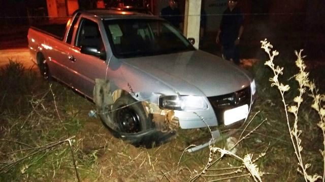 Racha na madrugada termina com prisão de foragido e dano em veículo 