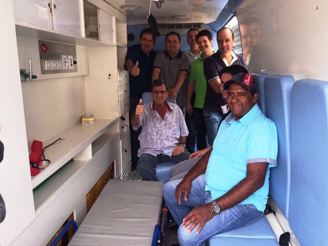 Deputado Eduardo Rocha entrega mesa cirúrgica e ambulância para Aparecida do Taboado