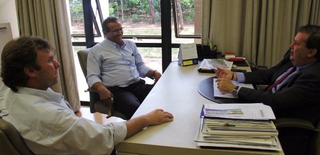 Eduardo Rocha recebe amigos da cidade de Três Lagoas em seu gabinete Eduardo Rocha recebe amigos da cidade de Três Lagoas em seu gabinete