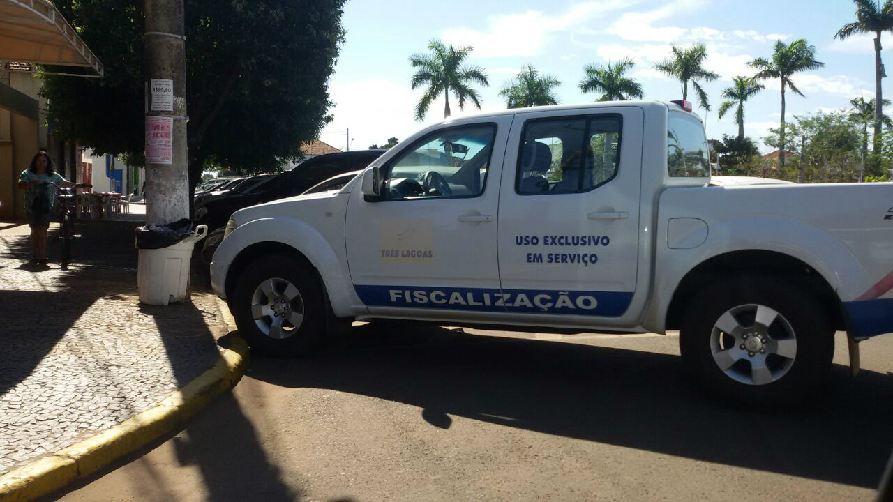 Motorista da prefeitura dá mau exemplo e estaciona camionete na “Faixa Amarela” Motorista da prefeitura dá mau exemplo e estaciona camionete na “Faixa Amarela”