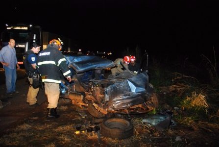 Condutor fica preso às ferragens após bater de frente com carreta na BR-267 em Bataguassu