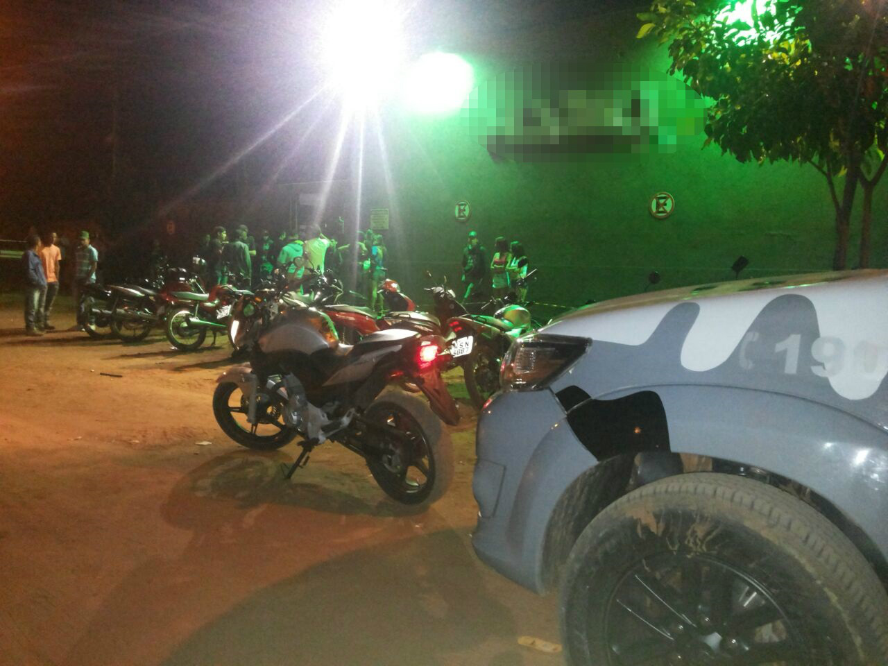 Moto com numeração raspada é encontrada na frente de clube de dança 